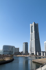 Fototapeta na wymiar 横浜ランドマークタワーと運河