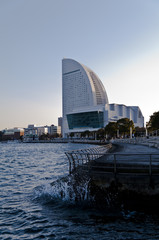 Obraz premium 横浜の海辺の公園とホテル