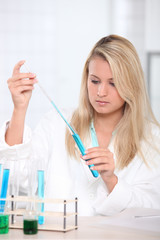 Fototapeta premium Woman doing chemistry