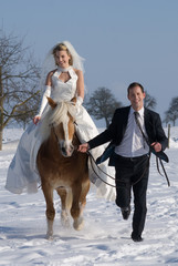 Brautpaar mit Pferd im Winter