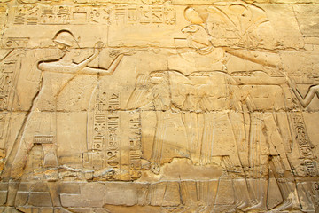 Fototapeta na wymiar starożytne obrazy Egiptu w świątyni Karnak