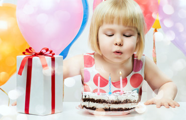girl wit balloons