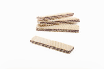 Wafer al cioccolato su fondo bianco