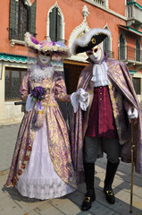 Fototapeta na wymiar Weneckie Para 2 - Karnawał w Wenecji 2012