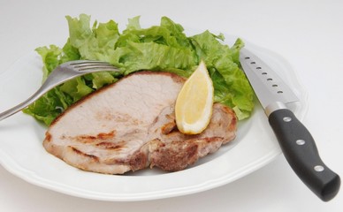 braciola di suino con insalata