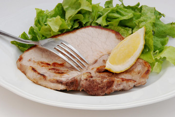 braciola di suino con insalata