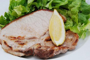 braciola di suino con insalata