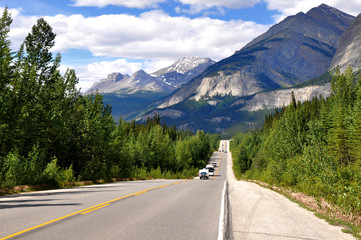 Icefields Parkway between Canadian Rocky Mountains