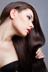 Fototapeta premium Brunette Girl with Healthy Long Hair
