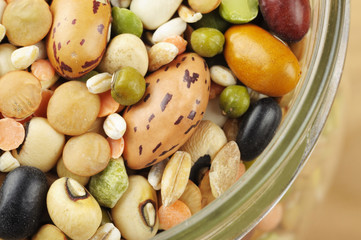 Misto di legumi e cereali secchi in vaso di vetro