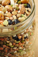 Misto di legumi e cereali secchi in vaso di vetro