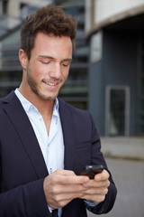 Mann checkt unterwegs sein Handy