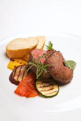 rehfilet mit gegrilltem gemüse