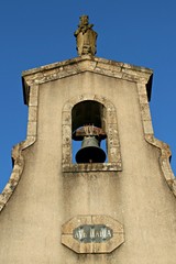 clocher surmont&eacute; d'une vierge.