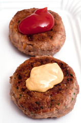 Frikadelle mit scharfen Senf