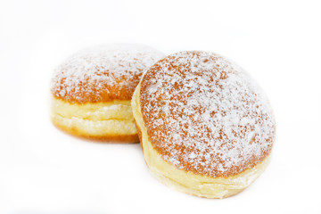 Traditionelle Krapfen auf weißem Hintergrund