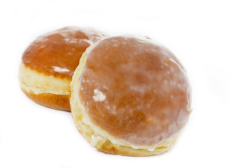 Traditionelle Krapfen auf weißem Hintergrund