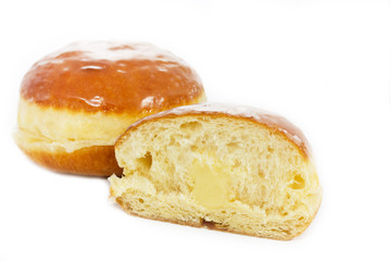 Traditionelle Krapfen auf weißem Hintergrund