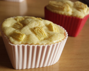 Whole grain cupcakes with apples
