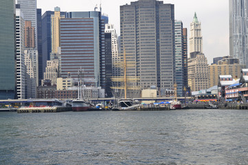 Fototapeta premium Manhattan widziany z East River, Nowy Jork, USA