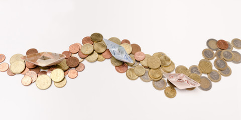 Geldstraße mit Geldschein-Schiffchen