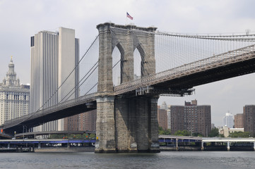 Obraz premium Most Brookliński widziany z East River, Nowy Jork, USA