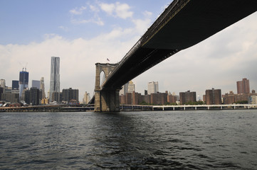 Brooklyn Bridge gesehen vom East River, New York, USA
