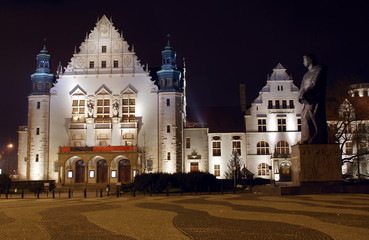 Pomnik i fasada auli uniwersytetu w Poznaniu nocą