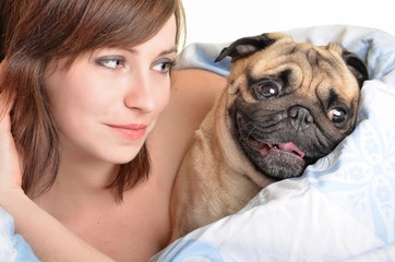 Femme et son chien dormant dans le lit