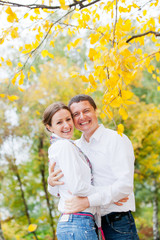Obraz premium Romantic young beautiful couple on autumn walk