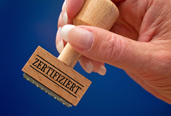 Zertifiziert - Stempel mit Hand