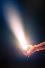 Crédence de cuisine en verre imprimé Lumière et ombre glowing pocket torch light