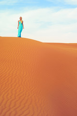 Fototapeta na wymiar Kobieta i pustynia. UAE