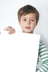 Junge h&auml;lt Plakat