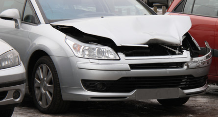Obraz na płótnie Canvas Rozbity przód z rozbitego samochodu.