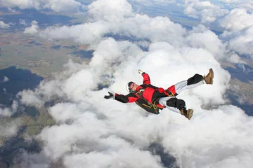 Crédence de cuisine en verre imprimé Sports aériens Skydiver falls through the air on his back