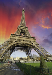 Obraz na płótnie Canvas Sunset over Eiffel Tower from Champs de Mars