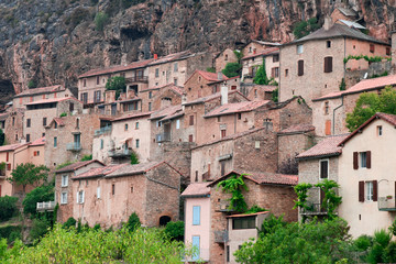Fototapeta na wymiar dom na skale, departament Aveyron, Francja