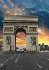 Fototapeta na wymiar Kolory nieba nad Arc Triumph, Paryż