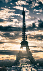 Fototapeta na wymiar Kolory nieba nad Wieży Eiffla w Paryżu