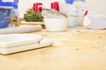 Küchentisch mit Backutensilien