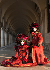 Fototapeta na wymiar Carnaval de Venise masque rouge / noir
