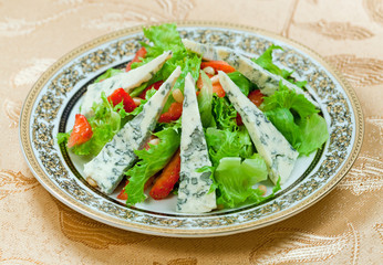 Green salad with gorgonzolla and strawberry
