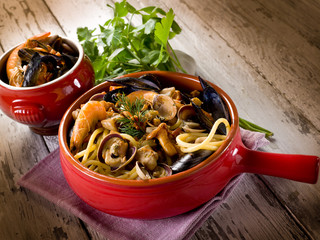 spahetti with seafood and mushrooms- pasta mare e monti