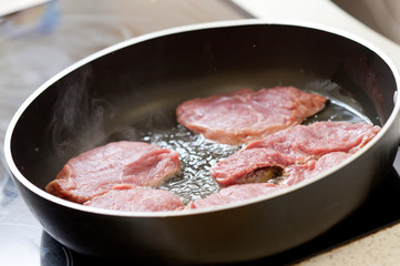 Meat frayed on fraying pan