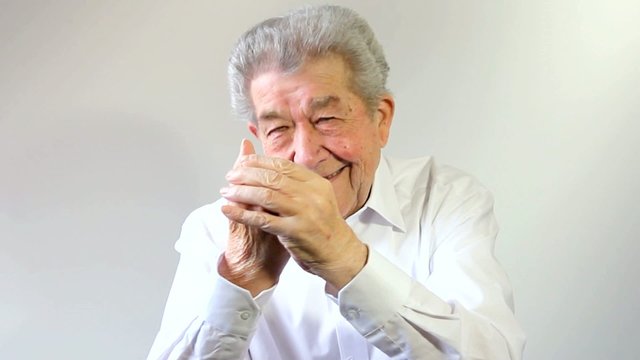 Senior reibt sich vor Freude die H&auml;nde