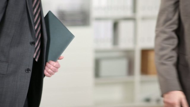 handschlag nach dem bewerbungsgespr&auml;ch