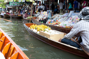 Fototapeta na wymiar schwimmender Markt in Bangkok