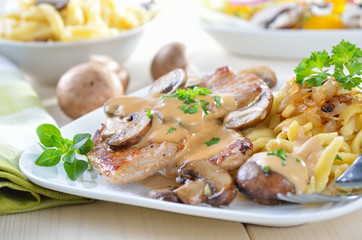 Jägerschnitzel mit Pilzrahmsoße und Spätzle