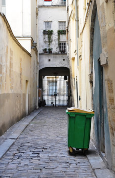 Fototapeta Parisian courtyard